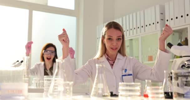 Två Glada Kvinnliga Kemister Firar Ett Lyckat Experiment Laboratoriet Känslor — Stockvideo