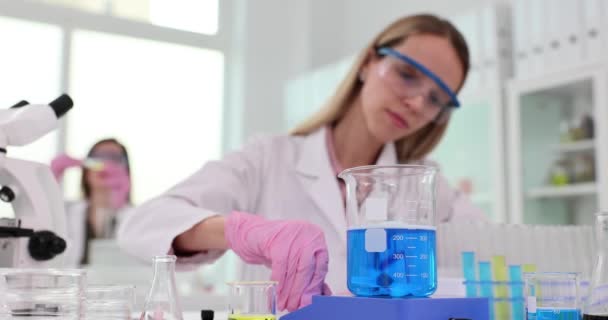 Misturando Líquido Azul Laboratório Moderno Químico Estudando Solvente Azul Transparente — Vídeo de Stock