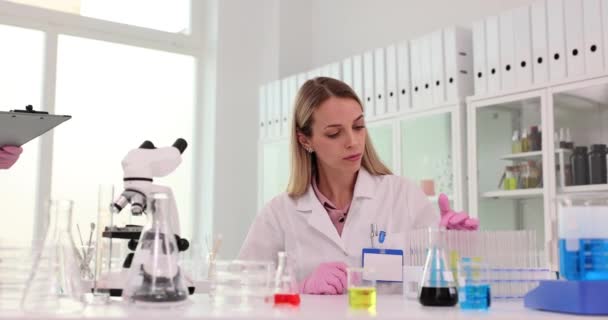Zwei Wissenschaftler Diskutieren Forschungsergebnisse Einem Labor Teamarbeit Chemisch Pharmazeutischen Labor — Stockvideo
