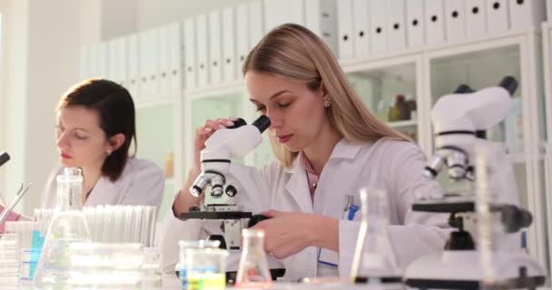 Deux Femmes Scientifiques Travaillant Dans Laboratoire Avec Microscope Travail Équipe — Video