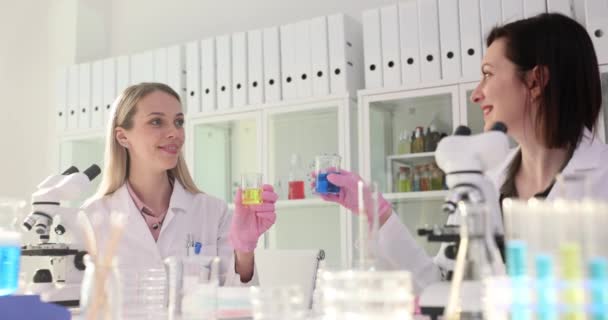 Dwie Kobiety Naukowcy Pracują Laboratorium Świętują Udany Eksperyment Chemiczny Przez — Wideo stockowe