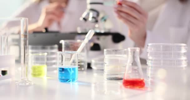 Chemisch Laboratoriumexperiment Met Vloeistoffen Microscoop Onderzoek Naar Toxische Vloeistoffen — Stockvideo