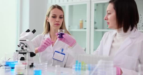 Deux Femmes Scientifiques Travaillant Dans Laboratoire Étudient Liquide Violet Dans — Video