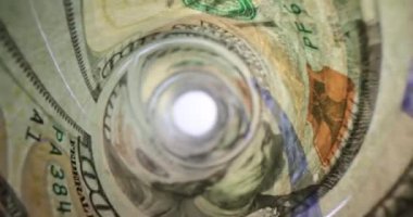 Amerikan doları banknotları bir boruya sarılmış. 100 dolarlık banknotlar ve mali bütçe