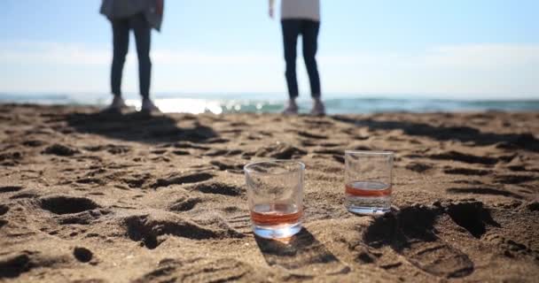 Dos Vasos Whisky Playa Gente Caminando Vacaciones Verano Alcohol — Vídeo de stock