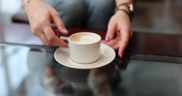 Close Mãos Femininas Segurando Uma Xícara Café Uma Mesa Vidro — Vídeo de Stock