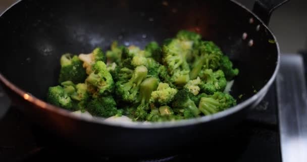 Cozinhar Brócolis Florets Uma Frigideira Alimentos Vitaminas Saudáveis — Vídeo de Stock