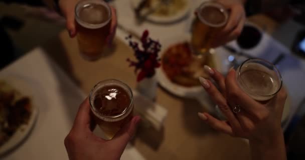 Grupa Przyjaciół Pijących Razem Piwo Barze Szklanki Tostowe Alkohol — Wideo stockowe