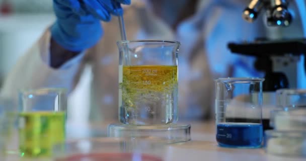 Kemiska Laboratorium Experiment Blandning Olja Med Vatten Flytande Reaktion Glasbägare — Stockvideo