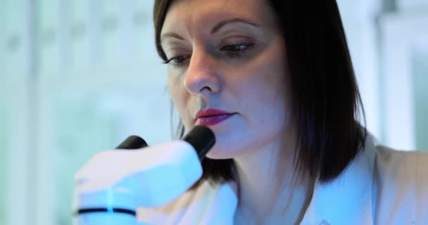 Analiza Microscopică Unui Nou Agent Patogen Către Femeie Știință Conceptul — Videoclip de stoc