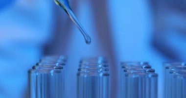 Cam damlacıktan test tüpüne bir damla sıvı. Laboratuvarda çözücü araştırma