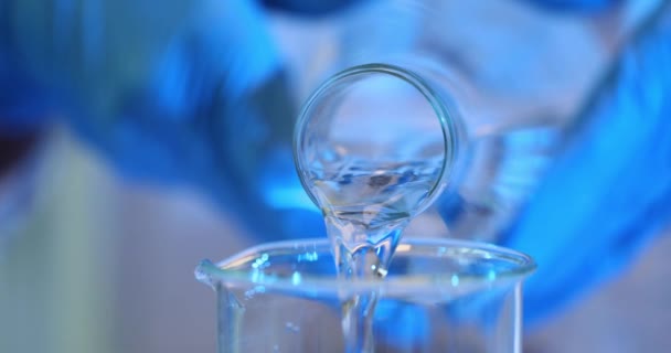 Labor Wird Wasser Aus Der Flasche Ein Glasbecherglas Gegossen Qualitätskontrolle — Stockvideo