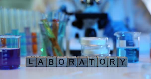 Лабораторне Обладнання Дослідження Токсичних Рідких Розчинників Фармацевтичні Дослідження Аналіз Лікарських — стокове відео