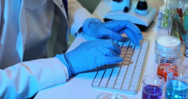 Naukowiec Rękawiczkach Pracuje Przy Komputerze Laboratorium Nowoczesne Laboratorium Medyczne — Wideo stockowe