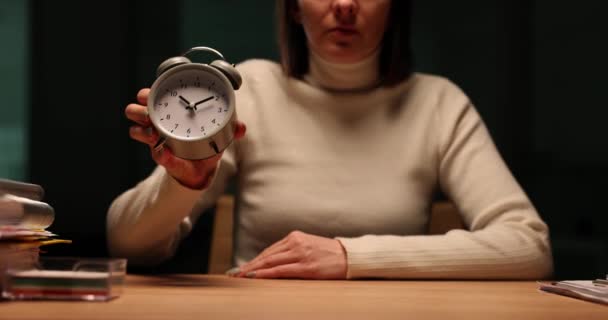 Gece Geç Saatlerde Ofiste Çalar Saati Tutan Yorgun Genç Bir — Stok video