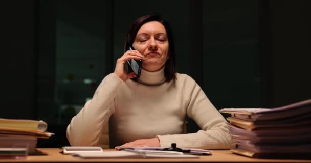 Zmęczony Pracownik Prowadzi Poważną Rozmowę Telefoniczną Wieczorem Biurze Komunikacja Problematycznym — Wideo stockowe