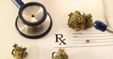Tıbbi marihuana reçetesi ve steteskop. Tıbbi marihuana ve THC