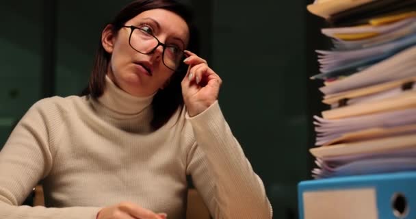 Zmęczona Bizneswoman Siedząca Przy Biurku Patrząca Stertę Dokumentów Frustracją Stresem — Wideo stockowe