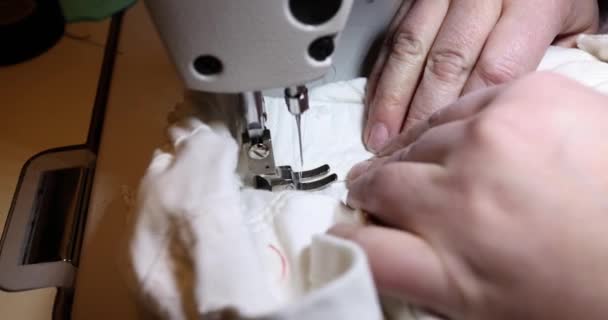 ミシンを使ったホワイトコットン生地の縫い目 アトリエサービス カスタマイズと衣類の修理 — ストック動画