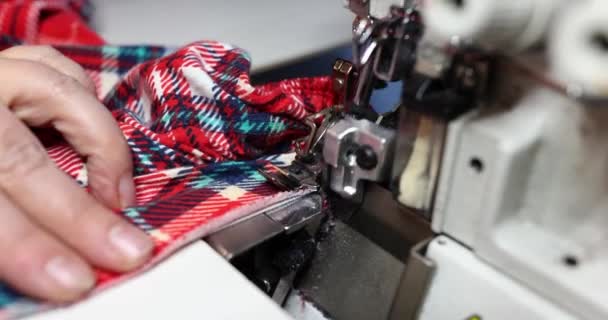 缝纫机在动作片缝纫机上缝制服装 彩色面料和服装修理 — 图库视频影像