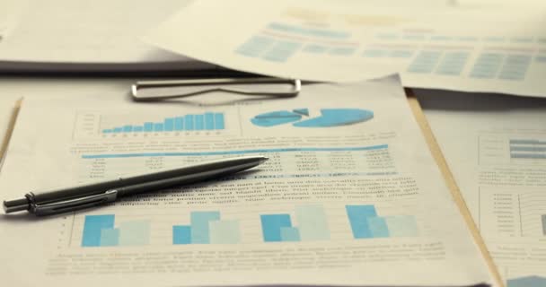 Ручка Финансовом Аналитическом Отчете Столе Финансовые Графики — стоковое видео