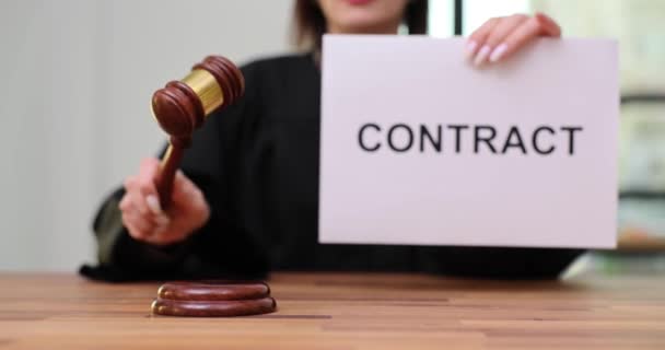 Jueza Toma Una Decisión Sobre Rescisión Del Contrato Trabajador Corte — Vídeos de Stock