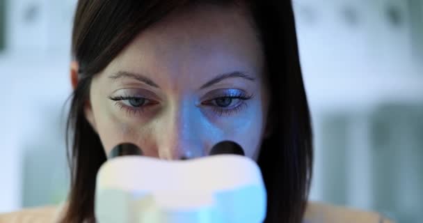 Yetenekli Bir Kadın Laboratuarda Mikroskop Kullanarak Örnek Inceler Bilim Adamı — Stok video