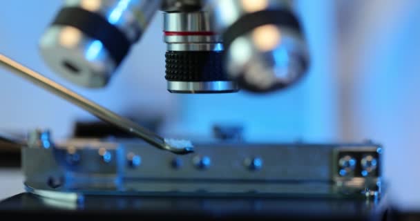 Bilimadamları Kristal Yapılı Numuneyi Cam Bir Slaytın Üzerine Yerleştirdiler Araştırmacı — Stok video