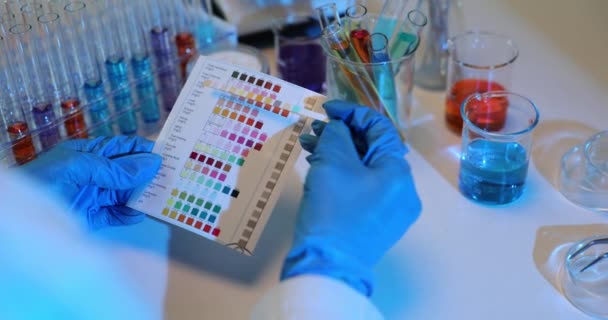 Chemist Gloves Compare Les Motifs Couleur Sur Papier Avec Palette — Video