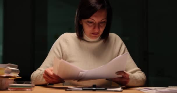 Pebisnis Wanita Cermat Memeriksa Kertas Yang Duduk Kantor Wanita Fokus — Stok Video