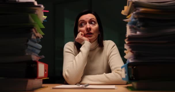 Müde Frau Sitzt Schreibtisch Mit Einem Haufen Ordner Büro Nachts Stockvideo