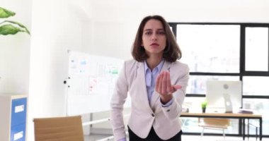 İş kadını ortağını arıyor. Sözleşme kağıtlarını yavaş çekimde yırtıp atıyor. Bayan patron, işten çıkarılmayla ilgili ipuçlarını işaret ediyor.