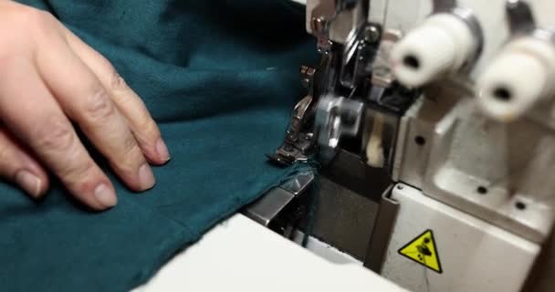 Швея Использует Профессиональную Машину Оверлока Обезопасить Края Ткани Замедленного Движения — стоковое видео