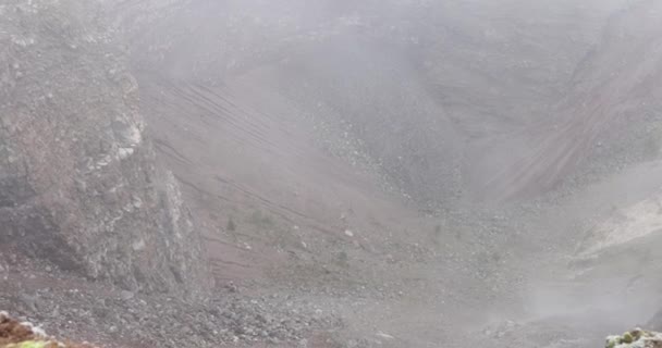 Ambiente Cratera Montanhosa Enevoada Envolta Névoa Espessa Encostas Estéreis Terreno — Vídeo de Stock