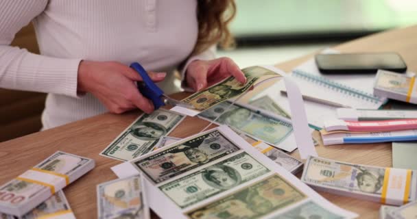 Une Femme Coupe Argent Une Imprimante Fausse Monnaie — Video