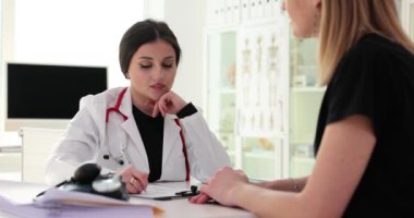 Klinikte doktor ve hasta arasında danışmanlık. Bir terapist ya da jinekolog ile kadın hasta arasındaki iletişim