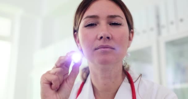 Arzt Mit Taschenlampe Augen Und Reflexe Des Patienten Untersuchen Diagnose — Stockvideo