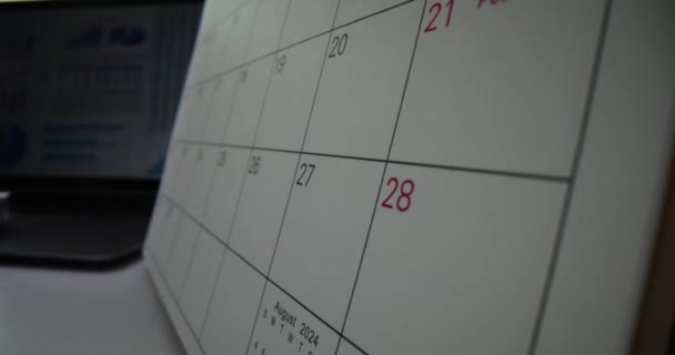 Scrollen Door Een Maandelijkse Kalender Een Donker Kantoor Planning Van — Stockvideo
