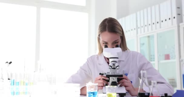 Два Учёных Работают Вместе Лабораториях Просматривая Микроскоп Командная Работа Химической — стоковое видео