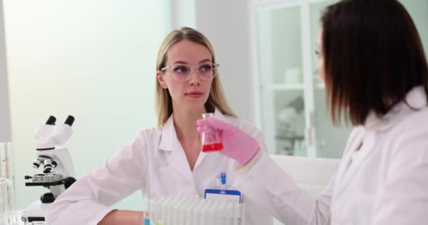 Dva Vědci Spolupracují Laboratoři Nepříjemná Vůně Červené Tekutiny Selhání Chemického Videoklip