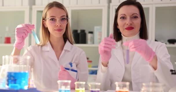 Deux Scientifiques Qui Donnent Pouce Dans Laboratoire Expérience Scientifique Efficace — Video