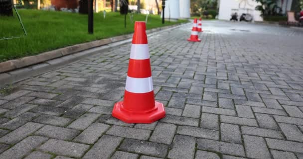 Straße Rot Weißer Kegel Für Straßenbauarbeiten Gegenstände Die Fahrzeuge Fernhalten — Stockvideo