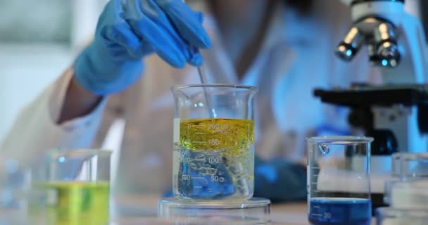 化学実験室の実験密度と液体分離について 石油と石油製品を水または溶媒で混合する — ストック動画