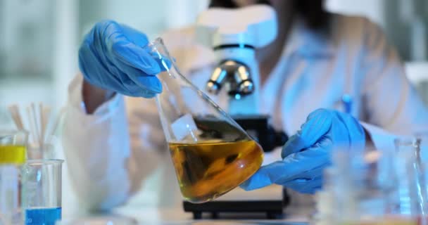 Scienziato Tiene Inclina Fiaschetta Con Liquido Giallo Ricerca Petrolio Prodotti — Video Stock