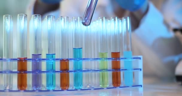 Вчений Працює Пробірками Різних Рідин Лабораторії Вивчення Токсичних Хімічних Розчинників — стокове відео