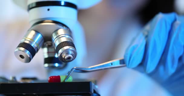Análisis Microscópico Cápsula Roja Amarilla Bajo Microscopio Desarrollo Fármacos Laboratorio — Vídeos de Stock