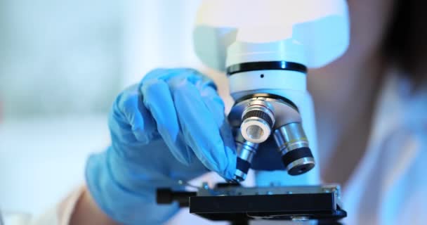 Scientifique Utilise Microscope Pour Examiner Échantillon Mise Place Microscope Laboratoire — Video