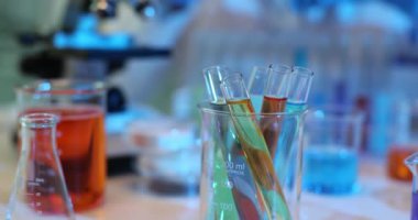 Laboratuvardaki bir deney tüpünde çok renkli bir sıvı. Laboratuvar konsepti test ediliyor