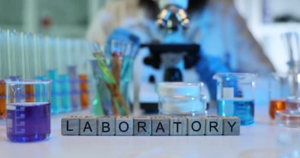 Laboratorieutrustning Och Förfaranden Glaskolv Vetenskapligt Kemiskt Laboratorium Eller Medicinskt Forskningslaboratorium — Stockvideo