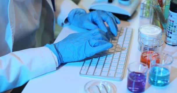 Επιστήμονας Μπλε Γάντια Εργάζεται Στον Υπολογιστή Στο Εργαστήριο Βιολόγος Επιστήμονας — Αρχείο Βίντεο